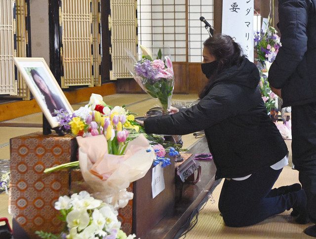 ウィシュマ・サンダマリさんの一周忌で献花する妹ポールニマさん＝６日、愛知県愛西市の明通寺で