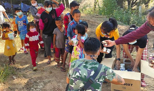 タイ・ターク県で２３日、ミャンマー国軍の攻撃を受け国境を越えて避難したカイン州の子どもたち＝ミャンマーメディアＤＶＢ提供