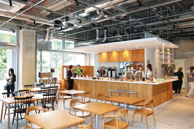 施設の中心となるカフェ。飲み物や食事が気軽に楽しめる＝いずれもさいたま市桜区で 