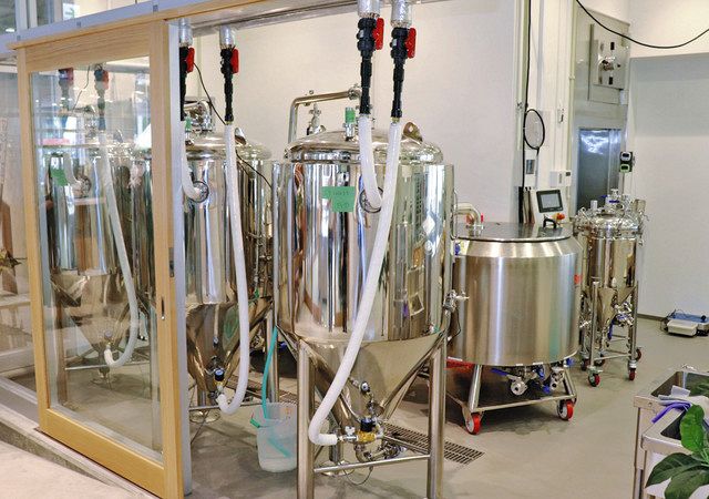 ビール造りの拠点となるブルワリー。シェアキッチンも含めて施設内はすべてガラス張りで見えるようになっている