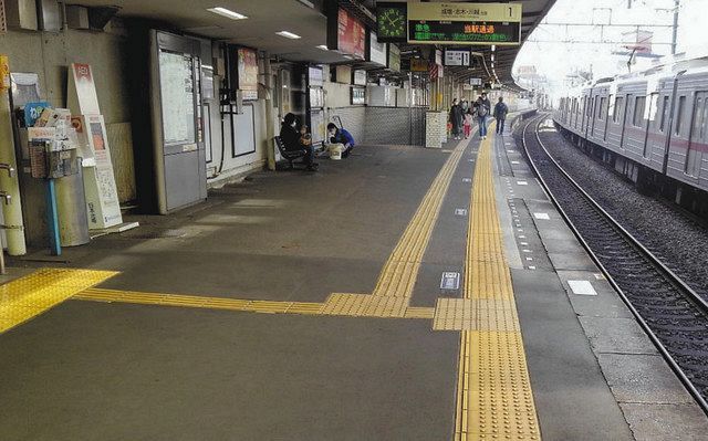 近接したまま二列に平行して敷かれている下赤塚駅の点字ブロック＝東京都板橋区で（東武鉄道提供）
