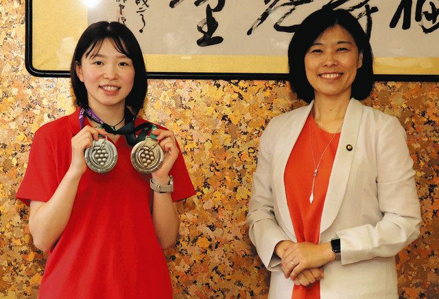 銀メダル、銅メダルを獲得した川崎瑞恵選手（左）と小林市長＝小平市で
