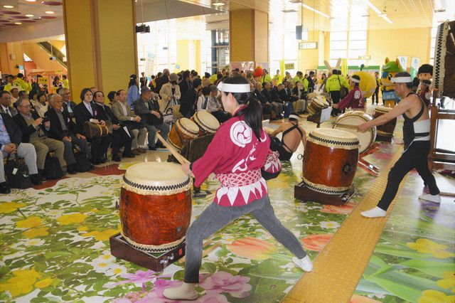 東京からの団体客を歓迎して演奏された和太鼓＝福島市のＪＲ福島駅で
