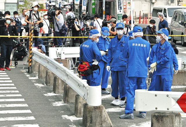 ﻿安倍元首相が銃撃された現場を調べる捜査員ら＝8日午後2時16分、奈良市の近鉄大和西大寺駅前で 