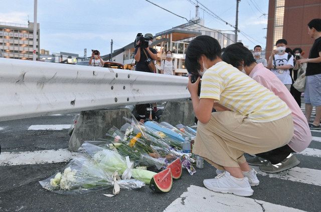 安倍元首相が銃撃された現場付近に花を手向ける人たち＝奈良市の近鉄大和西大寺駅前