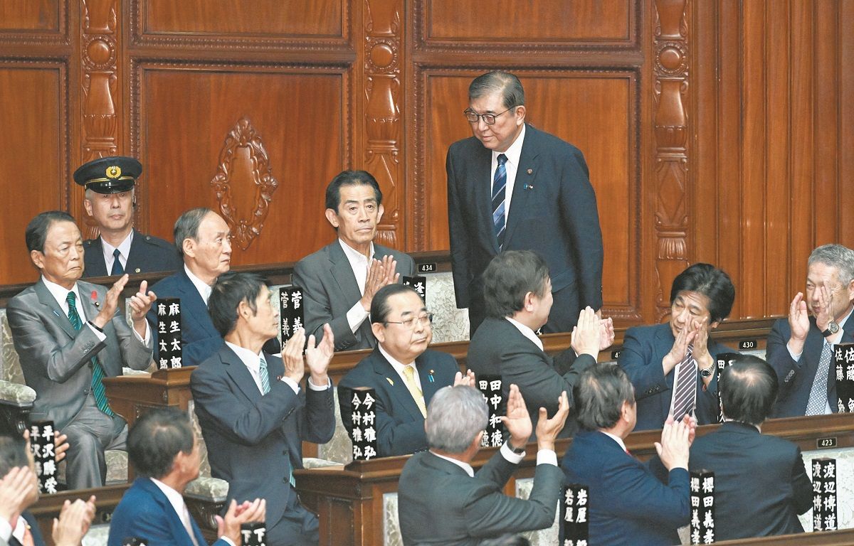 衆院本会議で第102代首相に指名され、起立する自民党の石破茂総裁（後列右）＝国会で（池田まみ撮影）