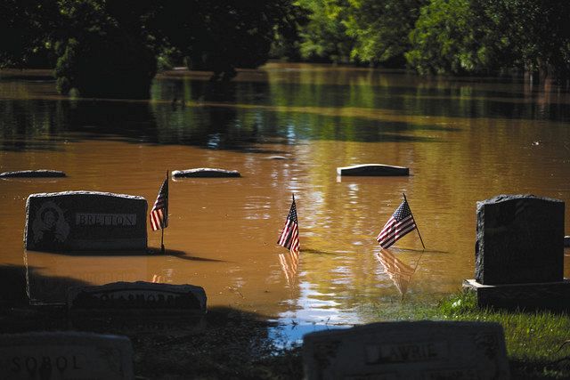 ２日、米ニュージャージー州で水没した墓地＝ＡＰ