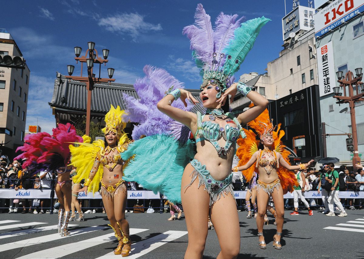 鮮やかな衣装で踊りを披露する参加者（布藤哲矢撮影）