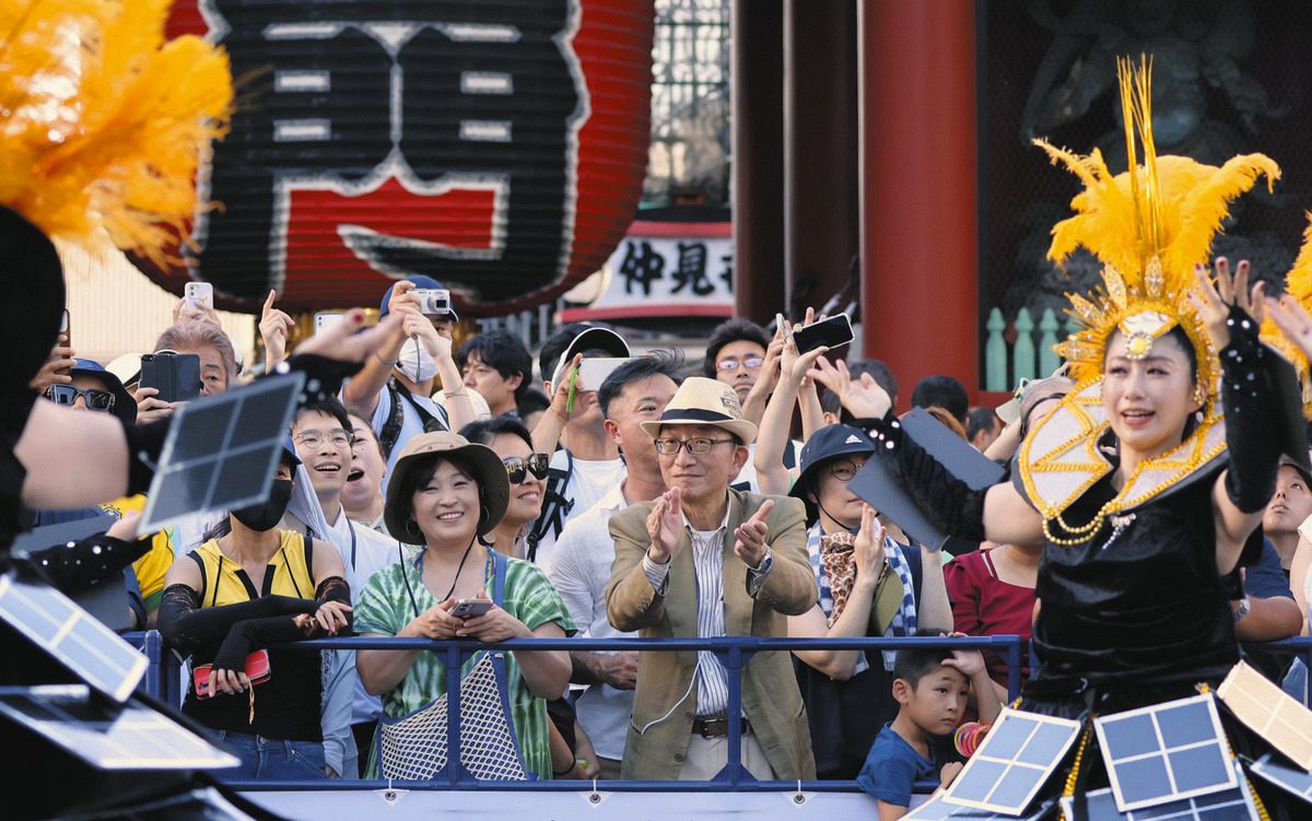 派手なパフォーマンスに笑顔を見せる観客（布藤哲矢撮影）