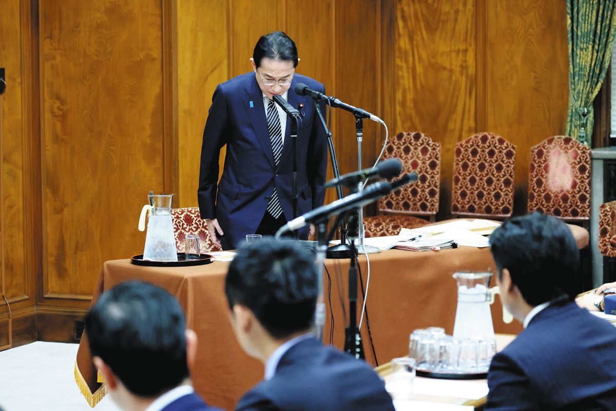 衆院政治倫理審査会の冒頭、自民党派閥の政治資金パーティー裏金事件について陳謝する岸田文雄首相＝国会で（代表撮影）