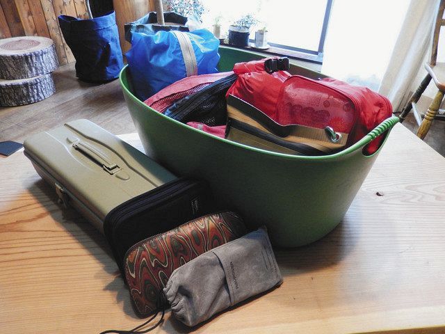 キャンプに持って行く生活用品はおしゃれに整理して部屋においてある。災害時は防災袋になる＝東京都国立市で