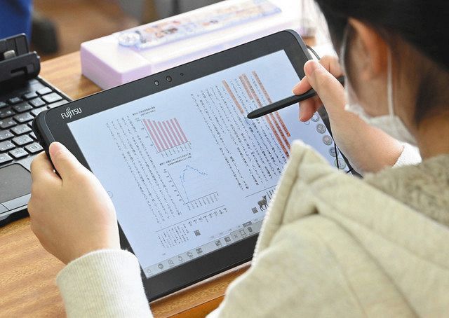 １人ずつ配備されたタブレットパソコンでデジタル教科書を使って授業を受ける児童＝いずれも東京都荒川区の区立第一日暮里小で