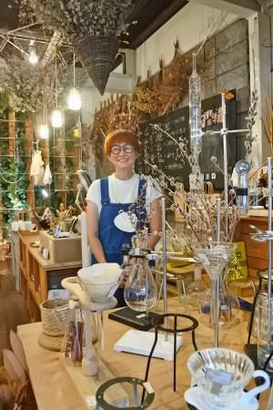 ガラス瓶　ガラス管　実験用具　理科実験　インテリア 実験器具をインテリアに提案 東京・清澄白河の「リカシツ」：東京新聞