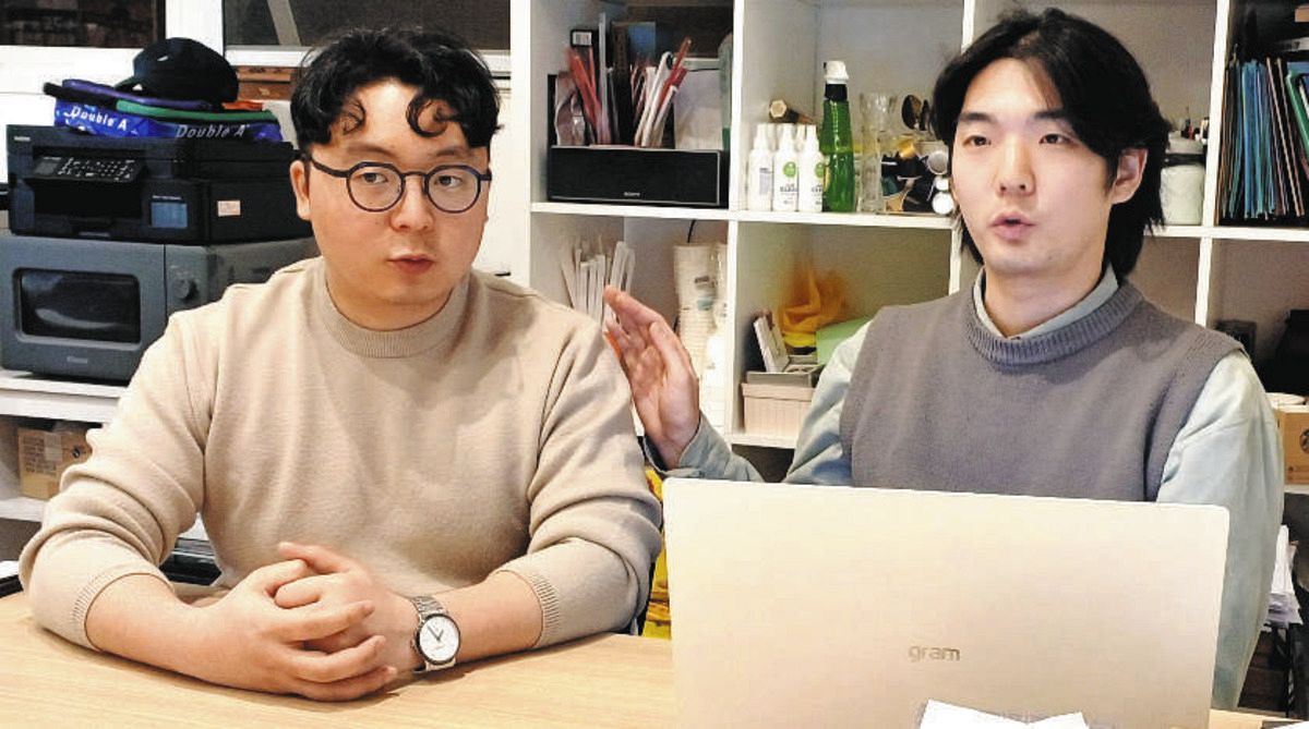 ソウル市内で5日、ジェンダー対立について語る金年雄さん（左）と李ハンさん