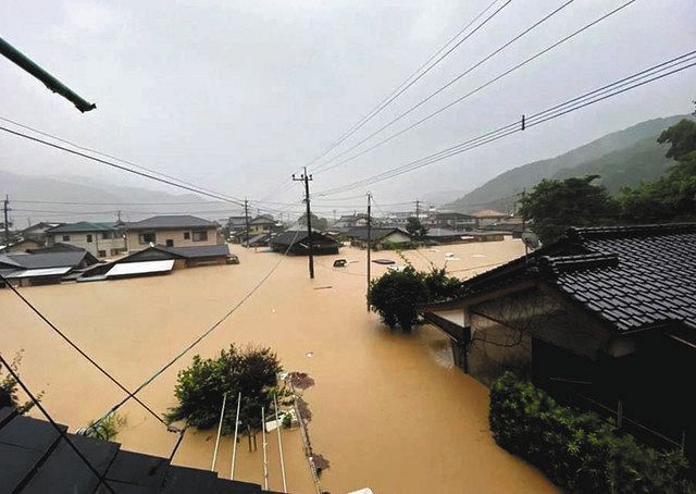 大雨で川があふれ、浸水した住宅＝熊本県芦北町佐敷で（住民提供）