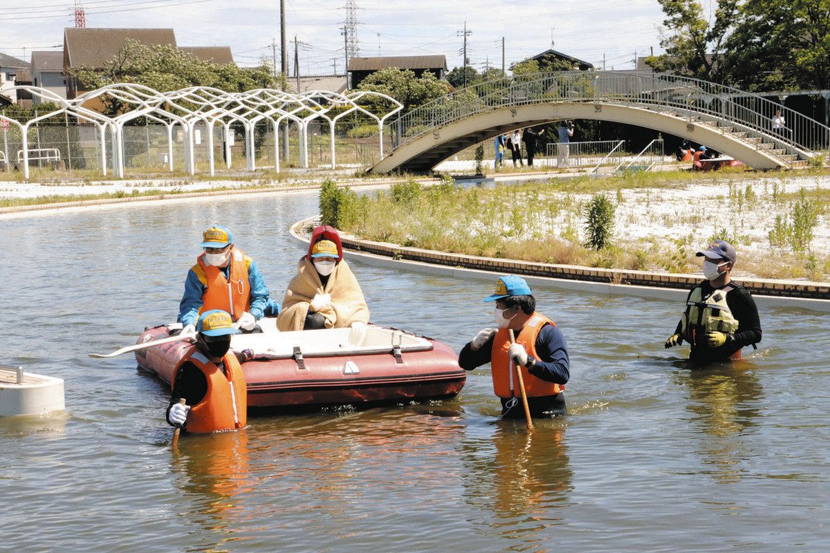 埼玉県警、坂戸で水害訓練 ボートの使用方法学ぶ 孤立者救助へ実践的に 