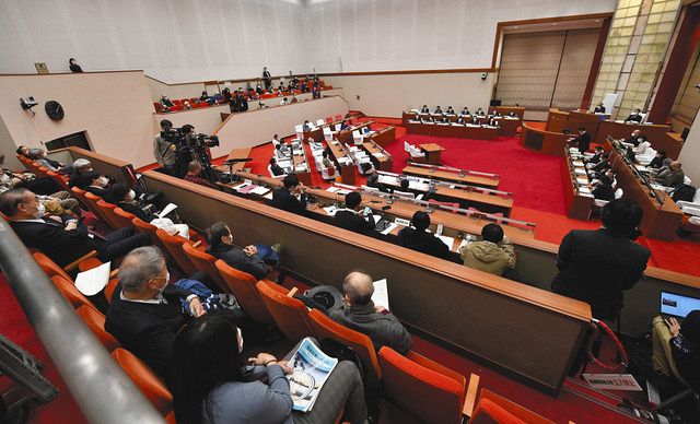 住民投票条例案に関する総務委員会が開催された武蔵野市議会＝１３日午後６時８分、東京都武蔵野市の武蔵野市役所で