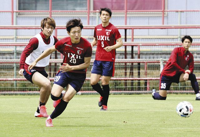 再開した全体練習で体を動かすＪ１鹿島・三竿（手前）ら＝（ｃ）ＫＡＳＨＩＭＡ　ＡＮＴＬＥＲＳ