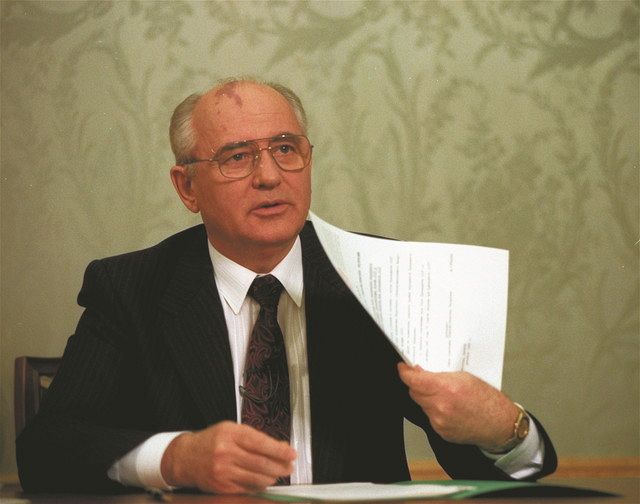 1991年12月25日、辞任演説の直前、核兵器の管理権をエリツィン・ロシア大統領に移譲する法令の書面を示すゴルバチョフ・ソ連大統領＝AP
