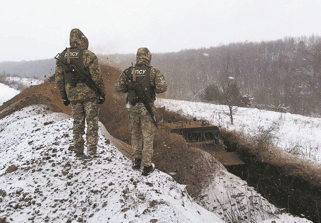 12月21日、ロシア軍のウクライナ侵攻が懸念されるなか、ウクライナ北東部で、ロシアとの国境を監視するウクライナの国境警備隊員＝AP