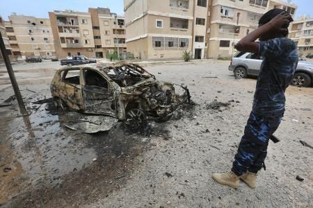 　リビア・トリポリでロケット弾により破壊された車＝９日（ゲッティ＝共同）