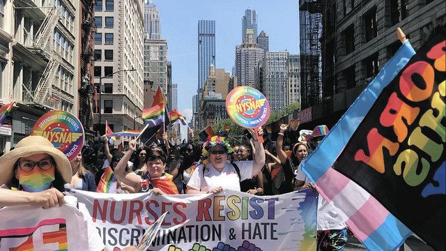 性的少数者の権利擁護を訴えパレードする人々＝いずれも６月２６日、米ニューヨークで