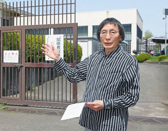 東恋ヶ窪配水所の前で有機フッ素化合物の汚染について話す「多摩地域のPFAS汚染を明らかにする会・国分寺世話人」の卯城公啓さん＝東京都国分寺市で（安江実撮影）