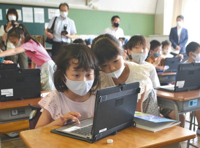 タブレット端末を使って授業を受ける児童たち＝東大和市立第八小学校で

