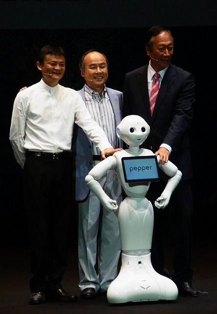 ロボット事業での協力を発表したソフトバンクの孫正義代表（中央）とアリババのジャック・マー会長㊧、フォックスコンのテリー・ゴウＣＥＯ＝２０１５年６月撮影