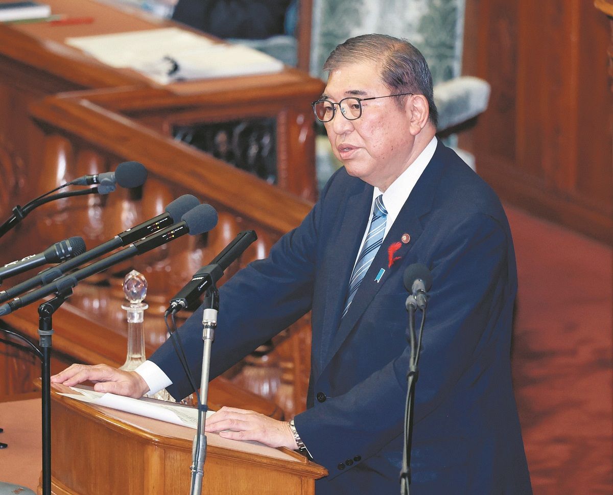 7日の衆院本会議で、マイナ保険証の一本化について答弁する石破首相＝国会で（佐藤哲紀撮影）