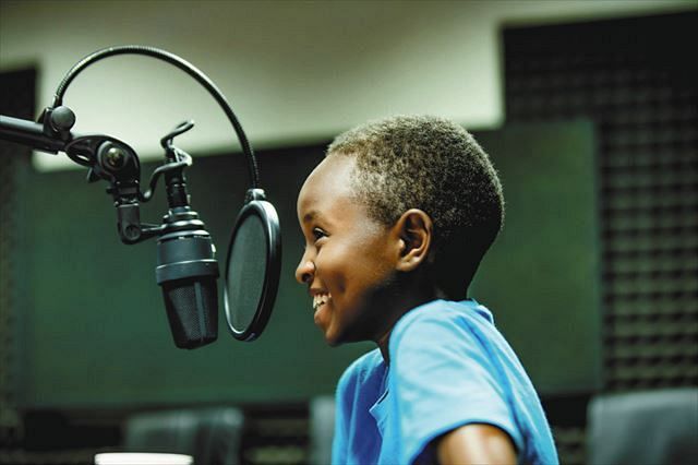 ラジオ番組の収録に臨むルワンダの子ども＝ユニセフ提供