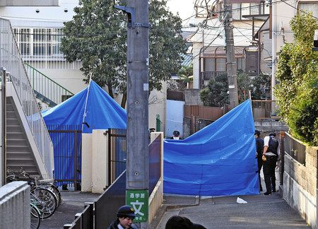 施設長が元入所者の男に刺された児童養護施設「若草寮」（奥左）＝今年２月、東京都渋谷区で
