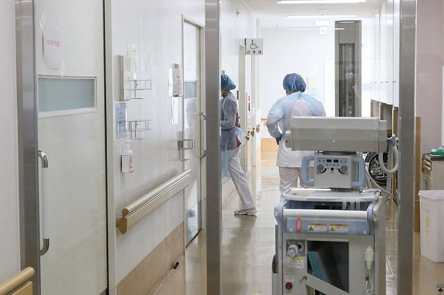 新型コロナウイルス患者を受け入れる神奈川県立循環器呼吸器病センターの病棟（２０２０年４月、県提供）