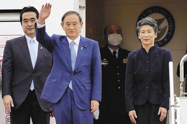 羽田空港を出発する菅首相（左から２人目）と真理子夫人ら＝１８日午後２時１４分