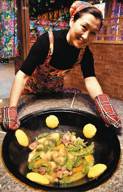 故郷の中国東北部の鉄鍋料理を見せる店長の興さん＝川口市の滕記鉄鍋炖で 