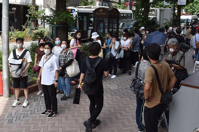 「渋谷区立勤労福祉会館」前で整理券の配布を待つ人たち