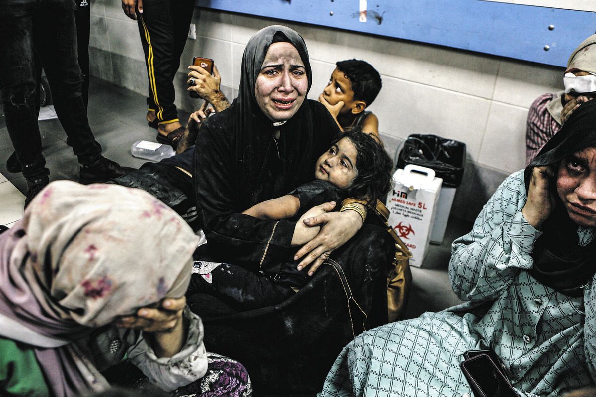 17日、パレスチナ自治区ガザで爆発した病院から別の病院に運ばれた負傷者ら（AP）