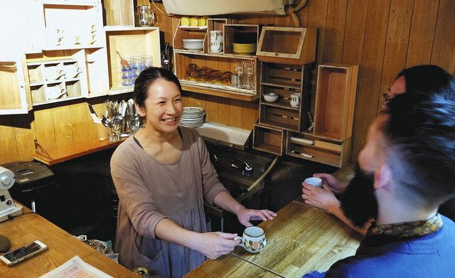 キッチンに面したＬ字型テーブル一つしかない店舗。「３密が心配」と閉店を決めた＝いずれも武蔵野市で