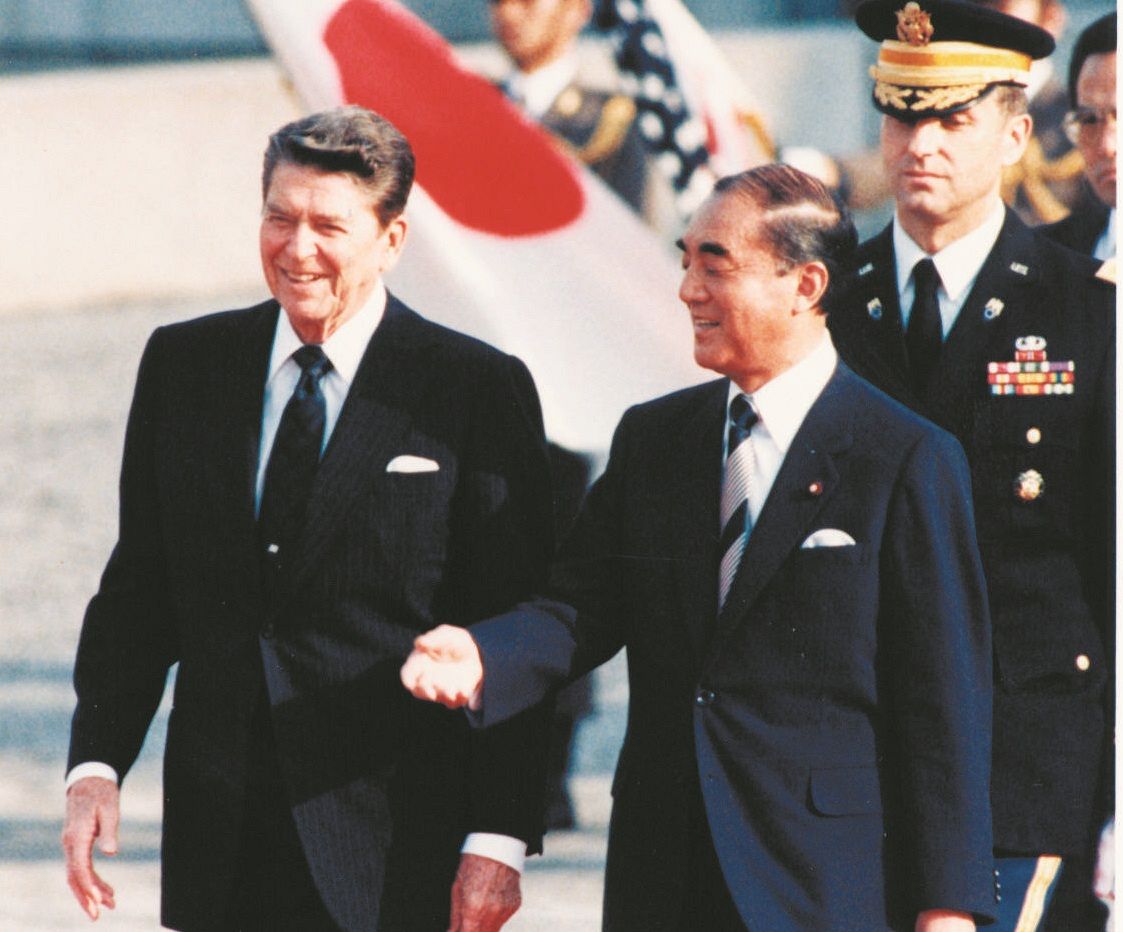 東京サミットで来日したレーガン米大統領（左）と中曽根康弘首相＝1986年5月、東京・赤坂の迎賓館で（いずれも肩書きは当時）