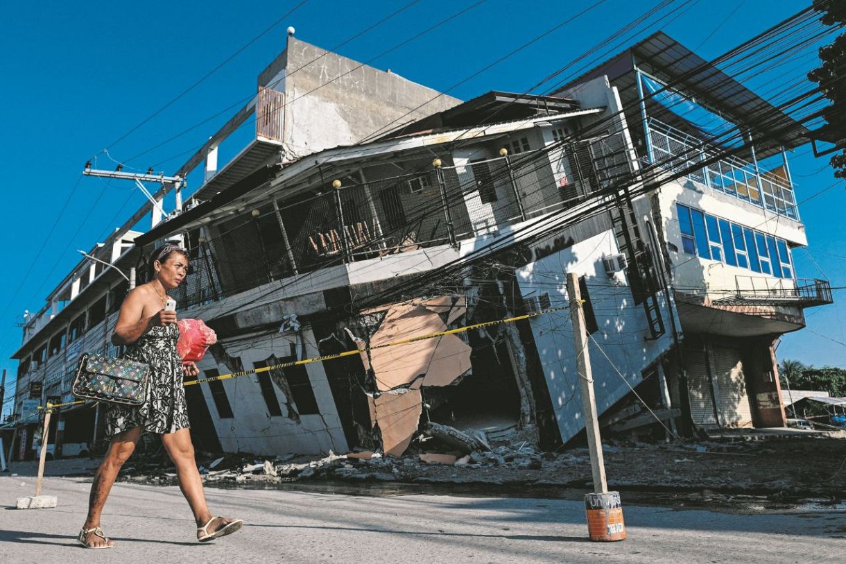 フィリピンの地震、1500戸が全壊…下敷きになった犠牲者多数 余震を警戒