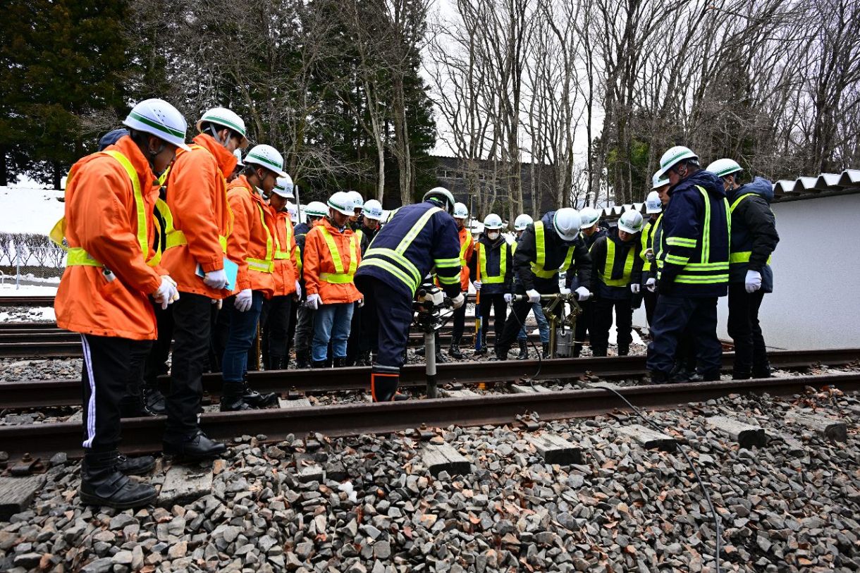 鉄道の保守要員が2万人も不足する？ 頼みの綱は外国人 採用・研修でJR