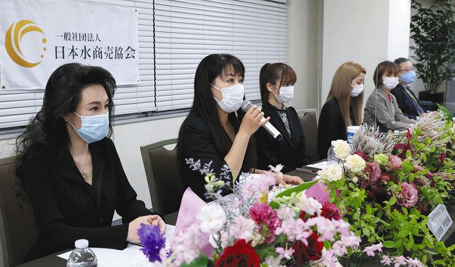 新型コロナウイルス対策のガイドラインについて説明する日本水商売協会の甲賀香織代表（左から２人目）＝２２日、東京都港区で