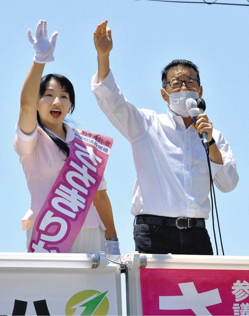 党代表の松井一郎（右）の応援を受ける佐々木里加＝龍ケ崎市で
