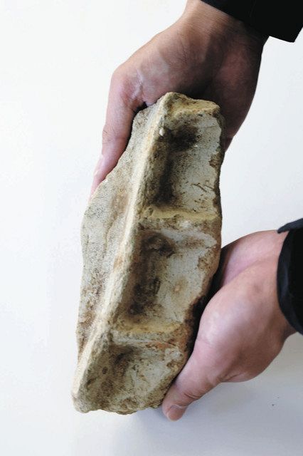 見つかった土器製鴟尾の一部＝いずれも茨城県結城市で