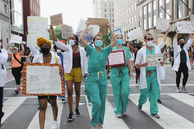 ６日、米ワシントンの中心部をデモ行進する医学生や研修医らの団体＝岩田仲弘撮影