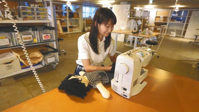 数々のアワードを受賞】 創作人形 手作りの1点物 椅子に座った
