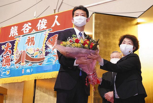 千葉県知事選で初当選を決め、花束を受け取る熊谷俊人氏（左） 