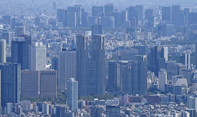 都庁（中）ほか新宿のビル群など。右奥は東京駅周辺のビル群