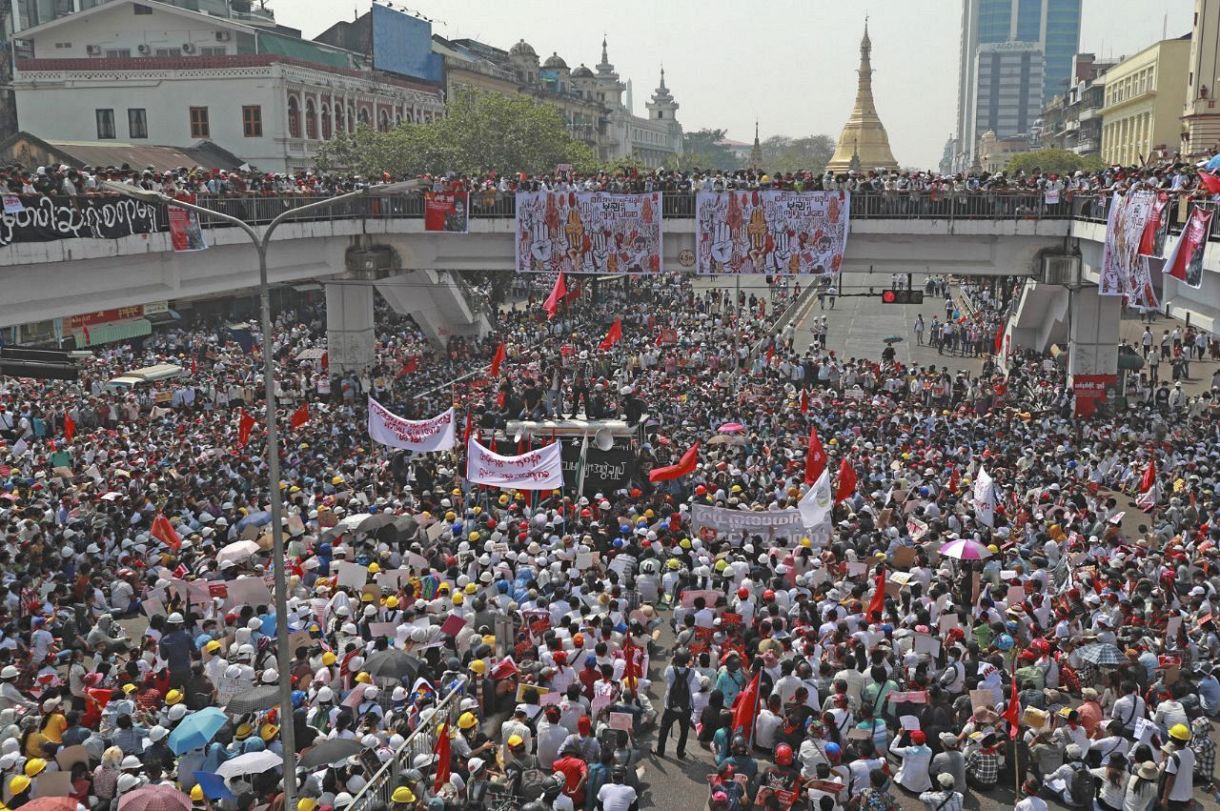２月２２日、ミャンマー・ヤンゴンの路上で、国軍政権に抗議するデモ参加者