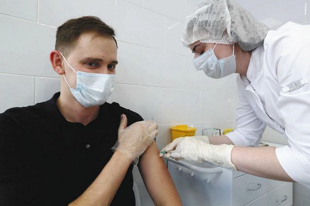 ５日、モスクワの医療施設で新型コロナウイルス感染症のワクチン「スプートニクＶ」の接種を受ける男性＝タス・共同